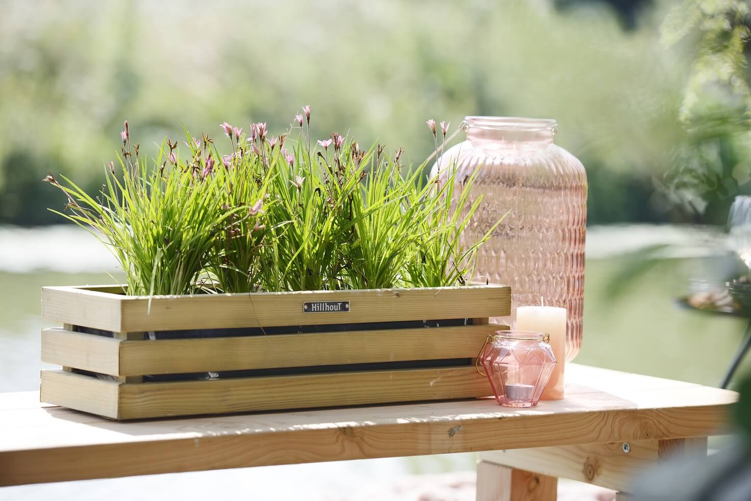 Houten bloembakken in de tuin