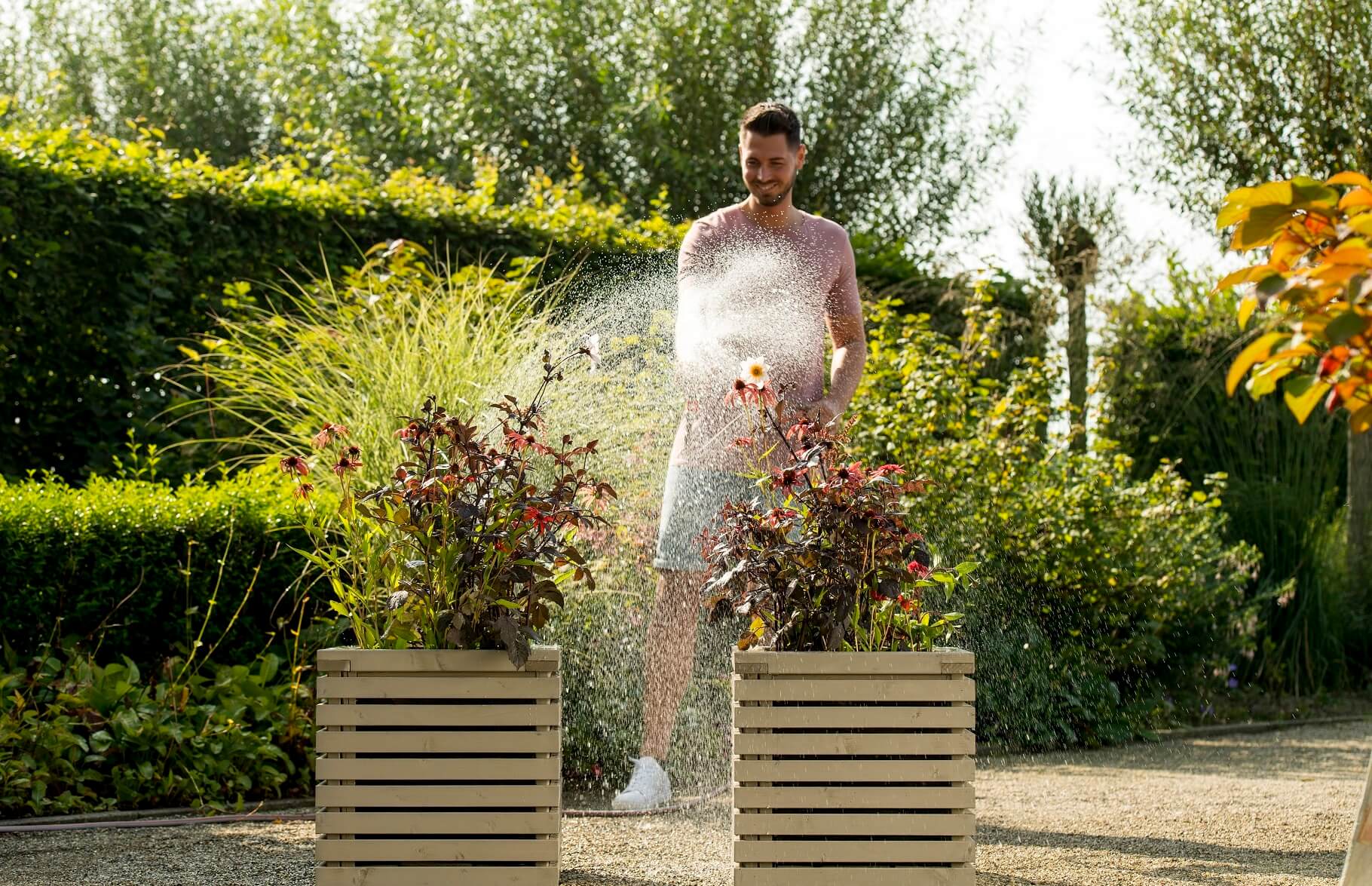 Houten bloembakken in de tuin